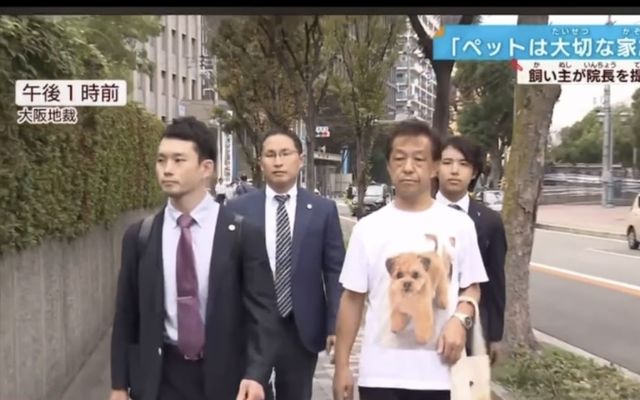 大阪地方裁判所へ向かう原告側の様子（報道映像より）
